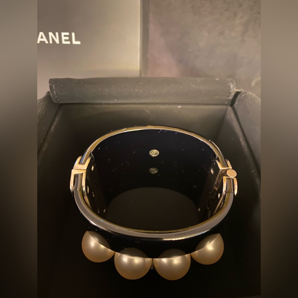 Chanel black Faux Pearl, Resin Hinged Cuff Bracelet. - Picture 11 of 12
